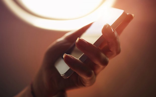 Evo zašto nije dozvoljeno korišćenje telefona u avionu?