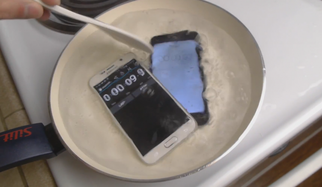 Galaxy S6 i iPhone 6 su zajedno, u isto vreme, bili na vrelom brčkanju! (VIDEO)