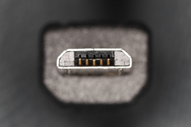 Kako popraviti MicroUSB kabel koji se ne drži čvrsto za uređaj?