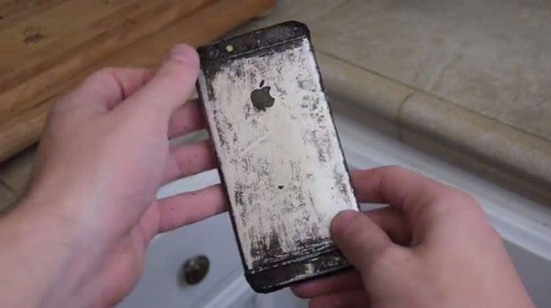 Najnoviji iPhone 6 skuvan u CocaColla soku!? (VIDEO)