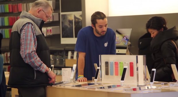 Pogledajte kako se u Apple radnji hvale Microsoft proizvodi! (VIDEO)